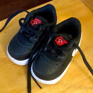 Babe/toddler black Nikes